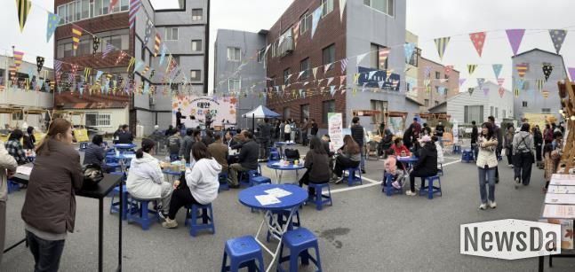 8일 태안읍 동부시장 주차장 일원에서 열린 태안 풍류마당 모습.
