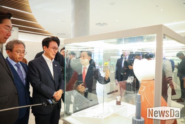 김민석 국무총리가 11일 강원도 원주시 원주 의료기기 클러스터 내 네오바이오텍을 방문, 시찰을 하고 있다.