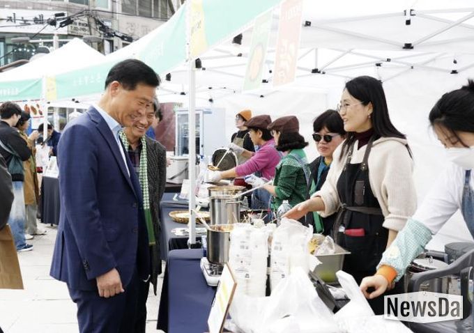 이승로 성북구청장이 성북MOA마켓 행사에 참석한 모습