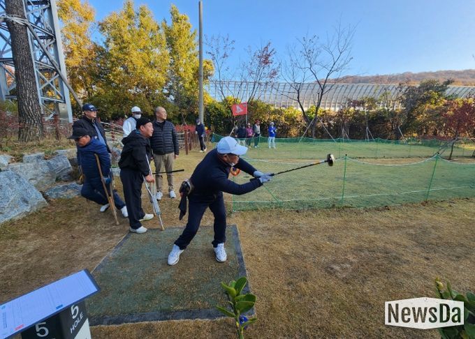 12일 오전 기형도문화공원 파크골프장에서 열린 ‘제1회 광명시장배 장애인 파크골프대회’ 참가자들이 경기를 하고 있다.