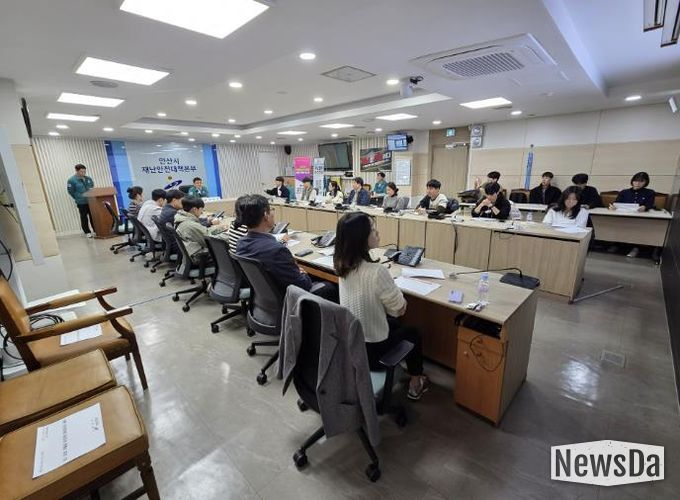 고재준 안산시 시민안전과장이 재난종합상황실에서 ‘겨울철 비상 대응 재난담당자 교육’을 진행하고 있다.