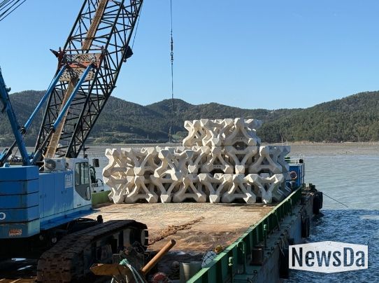 산란·서식장으로 이동하고 있는 인공어초