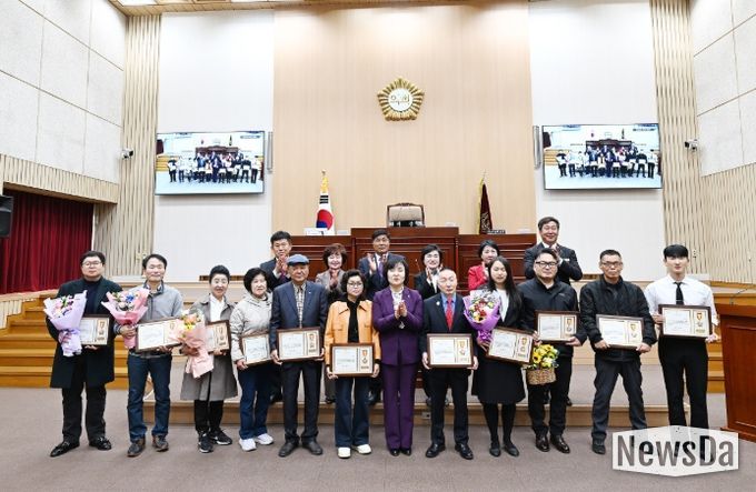 연천군의회, 지역의 버팀목 된 모범 군민 13명에 의장 표창