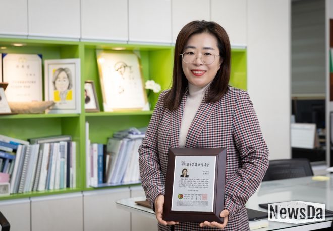 강혜숙 시의원이 ‘2025 한국선진교통문화 의정대상’ 상패를 들고 기념촬영을 하고 있다.
