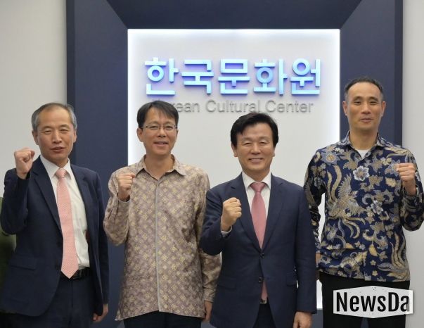 진주시, 인도네시아와 교류협력·수출지원 … 200만불 계약 성과 이끌어-문화원 방문 (왼쪽에서 두번째 김용운 주인도네시아 한국문화원장)