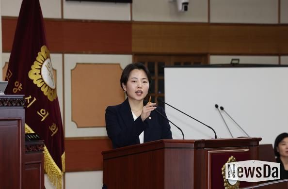 14일 고양시의회 본회의에서 발언하는 정민경 의원