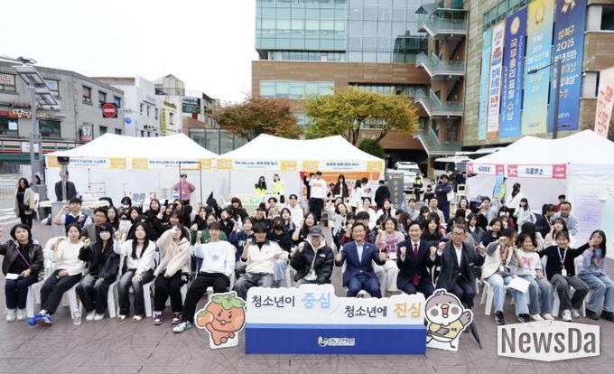 이승로 성북구청장(앞줄 오른쪽 일곱 번째)과 관계자 및 참여자들이 기념촬영을 하고 있다