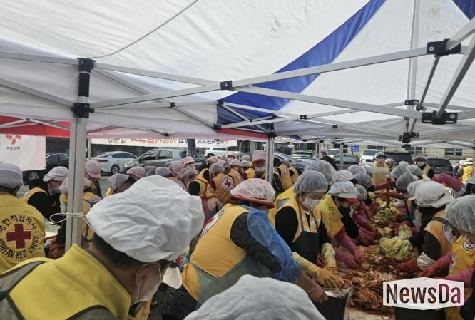 대한적십자사 시흥시협의회, '사랑의 김장 담기'로 따뜻한 나눔 실천