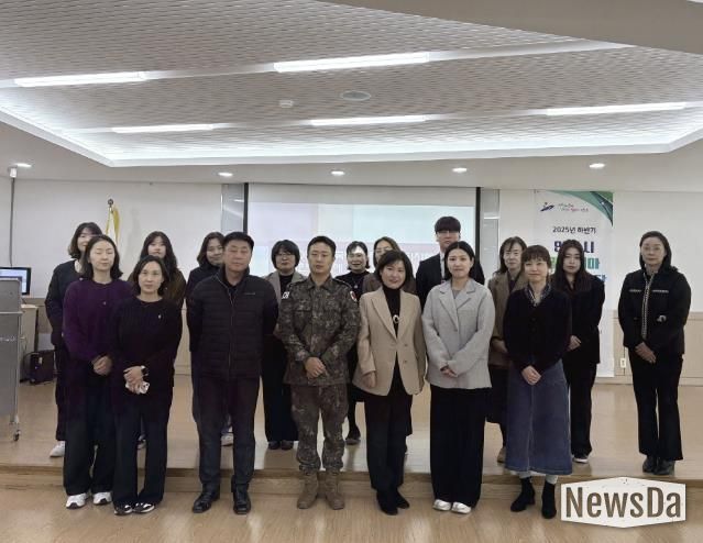 안산시 말라리아 퇴치사업단이 13일 단원보건소에서 하반기 말라리아 퇴치사업단 회의를 진행하고 함께 기념촬영을 하고 있다.