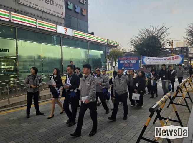부천시와 부천원미경찰서가 합동으로 캠페인을 하고 있다.