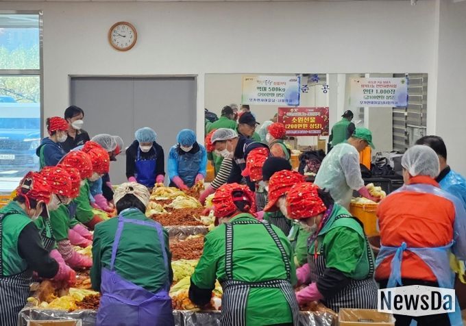 모가면 새마을협의회 ‘사랑의 김장 담그기’ 행사