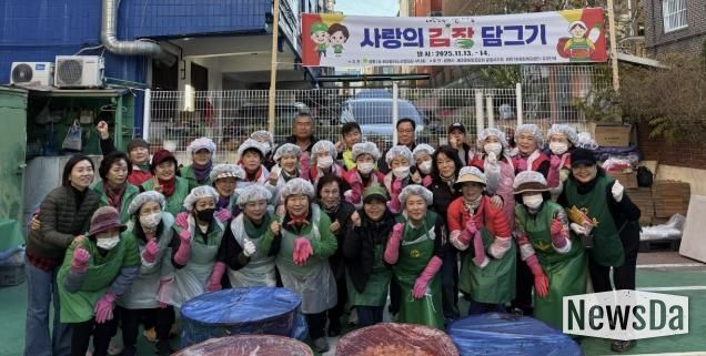 광명시 광명7동 새마을지도자협의회(회장 이정숙)와 새마을부녀회는 지난 13일부터 14일까지 이틀간 ‘사랑의 김장김치 담그기’ 행사를 진행했다.