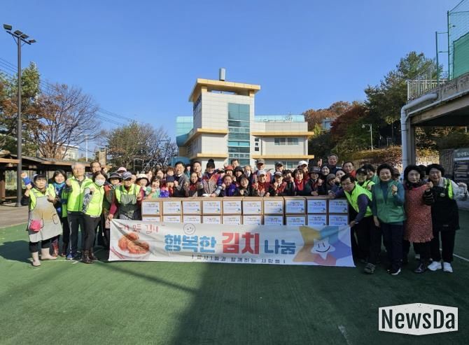 고양시 성사1동, 주민 손길로 담근 김치 103박스 나눔