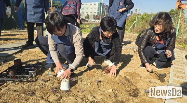 손바닥정원단과 시민들이 고색동 양묘장에서 제7회 수원 정원의 날 행사를 기념해 손바닥정원을 조성하고 있다.