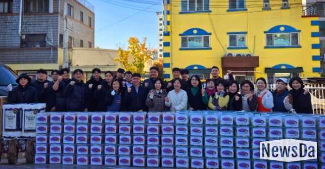 수원시 여성단체협의회가 사랑의 김장 담그기 행사 후 기념사진을 촬영하고 있다.