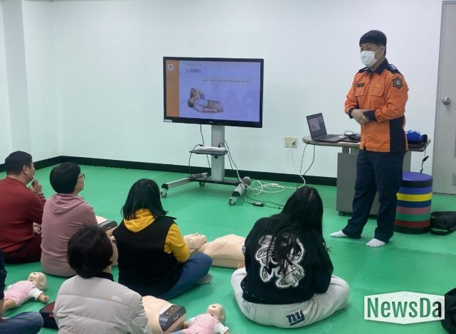수원소방서와 함께 시민 대상으로 응급처치 교육을 하고 있다.