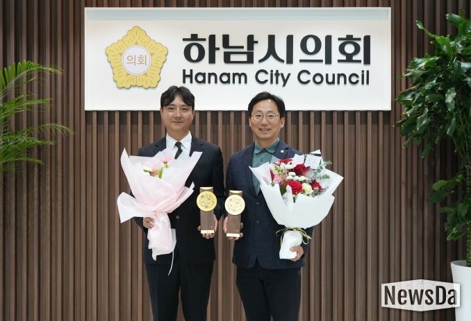 11월 14일 경기동부권시‧군의장협의회 ‘제12회 의정활동 우수의원’ 수상의 영예를 안은 오승철 의원(사진 오른쪽)과 우수 직원 임종복 정책지원관이 기념사진을 찍고 있다. (사진_하남시의회 제공)