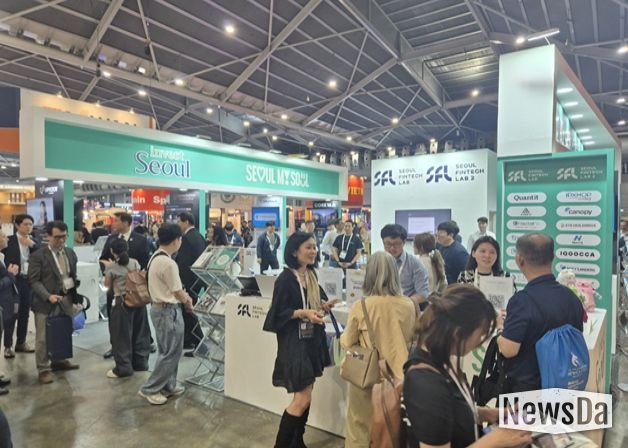 싱가포르 핀테크 페스티벌에서 관람객들이 ‘서울핀테크랩’ 부스를 둘러보고 있다.