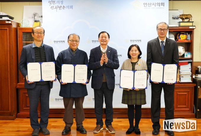 안산시의회가 14일 의장실에서 안산시의회 의원 연구단체 운영 심의위원회 신규위원 위촉식을 개최했다. 사진은 이날 위촉장을 받은 위원들과 박태순 의장(가운데)의 모습.