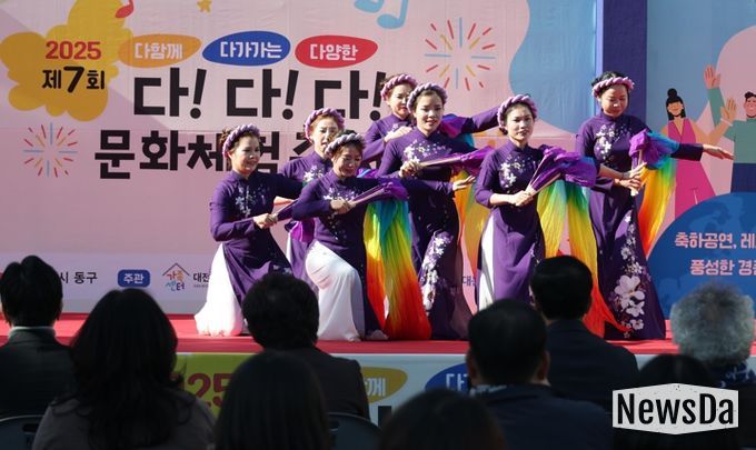 ‘다다다 문화체험 축제’에서 주민들이 다양한 체험 프로그램에 참여하고 있는 모습