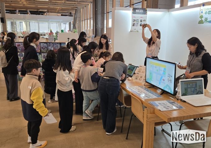 111CM 라운지에서 전시회 참여자들이 전시회를 관람하고 있다.