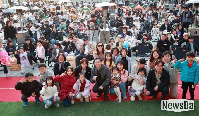 이상일 용인특례시장이 15일 용인포은아트홀 문화광장에서 열린 ‘2025 어텀라운지 페스티벌’에 참석해 시민과 소통의 시간을 갖고 있다