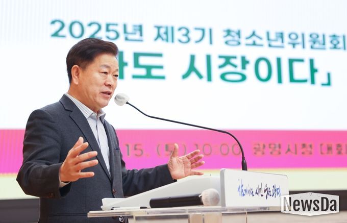 박승원 광명시장이 지난 15일 시청 대회의실에서 개최한 청소년 정책제안 보고회 '나도 시장이다'에 참석해 인사말을 하고 있다.