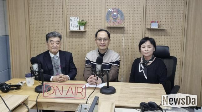 지난 6일 첫 방송을 녹음한 참석자들이 기념사진을 촬영하고 있다.(왼쪽부터 우명동 성신여대 명예교수, 자치분권협의회 구균철 의장, 윤양옥 위원)