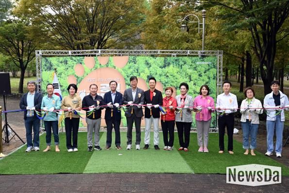 이민근 안산시장(사진 왼쪽에서 여섯번 째)이 10월 11일 안산호수공원에서 열린 공원 어싱데이에서 참석자들과 함께 기념촬영을 하고 있다.