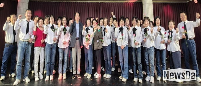 수원시 영통구 광교2동 라온시니어 합창단, 주민 환호 속에 정기연주회 성료