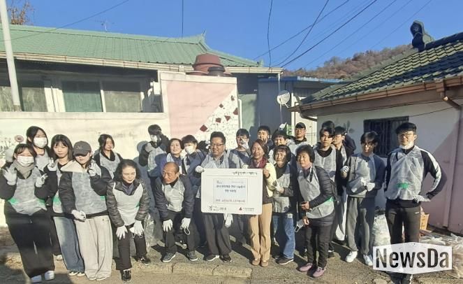 구리시 교문1동, 교문리교회 도르가봉사회로부터 연탄 900장 후원받아