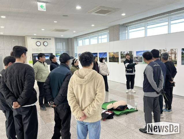 도라전망대 로비에서 직원들을 대상으로 심폐소생술 및 응급처치 교육진행