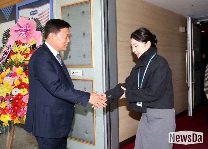 이영인 제4대 신임 수원도시공사 사장이 이날 오전 한누리아트홀에서 열린 취임식에서 공사 임직원들과 인사를 나누고 있다. (사진=수원도시공사 제공)