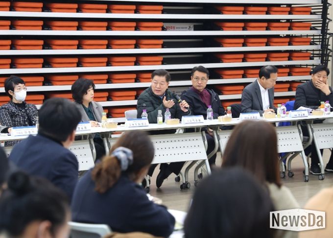 박승원 광명시장이 17일 오후 광명동초등학교 통학로 안전 확보를 위한 현장간담회에 참석해 발언하고 있다.