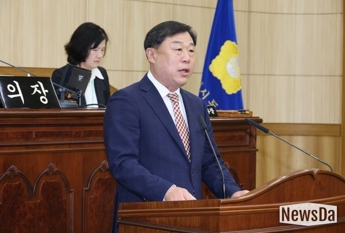 김종훈 울산동구청장은 17일 동구의회 의사당에서 가진 제232회 동구의회 제2차 정례회에서 2026년도 예산안 제출에 즈음한 시정연설을 하고 있다.