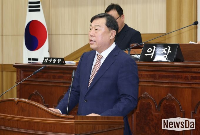 김종훈 울산동구청장은 17일 동구의회 의사당에서 가진 제232회 동구의회 제2차 정례회에서 2026년도 예산안 제출에 즈음한 시정연설을 하고 있다.