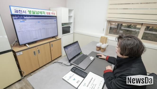 신계용 과천시장이 성실납세자 전산 추첨을 하고 있는 모습