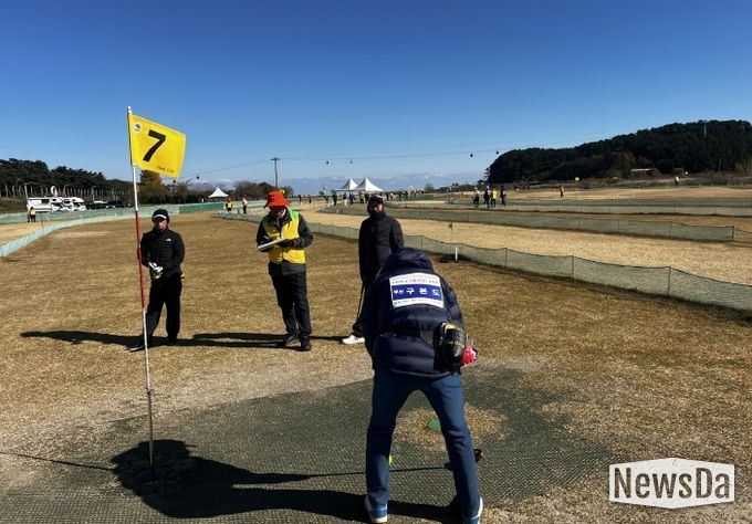 울진군은 11월 18일부터 28일까지 울진파크골프장에서‘2025 울진군수배 전국 파크골프대회’ 를 개최한다.(경기모습)