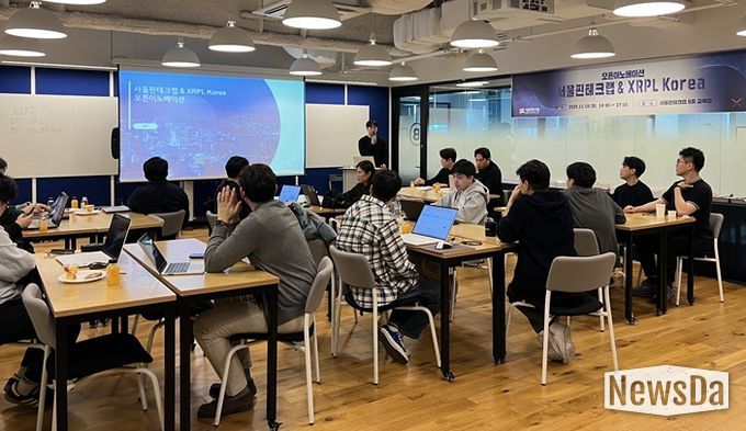 카탈라이즈의 전문가가 참여기업들을 대상으로 1:1 밋업 전 프레젠테이션을 진행하고 있다.