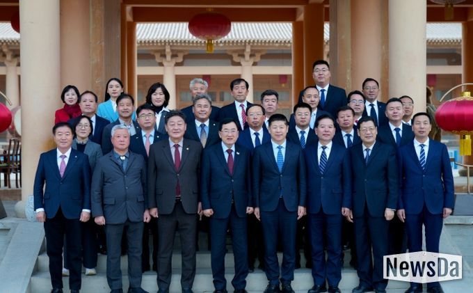 중국 둔황시를 방문한 주낙영 경주시장과 경주시 대표단이 18일 둔황시청 앞에서 둔황시 주요 인사들과 기념촬영을 하고 있다.