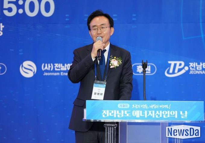 윤병태 시장이 제3회 전남 에너지산업의 날 기념식에 참석해 인사말을 하고 있다(사진 제공-나주시)
