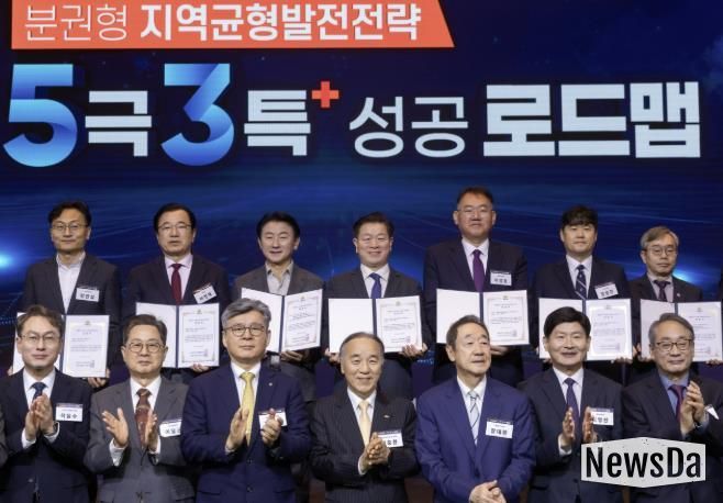 박승원 광명시장(사진 뒷줄 가운데)이 20일 오전 서울 중구 소공동 롯데호텔에서 열린 ‘2025 매일경제TV 혁신성장포럼’에서 ‘대한민국 100대 지역투자유망사업’ 인증서를 받고 기념사진을 촬영하고 있다.