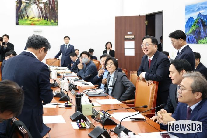 예결특위 소위 회의실을 방문한 이장우 대전시장