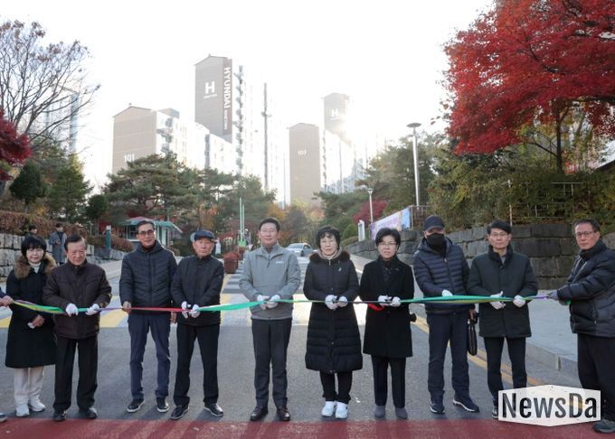 19일 교동마을 현대홈타운 정문에서 이상일 시장과 시 관계자, 입주민들이 진출입로 준공 기념 테이프커팅을 하고 있다