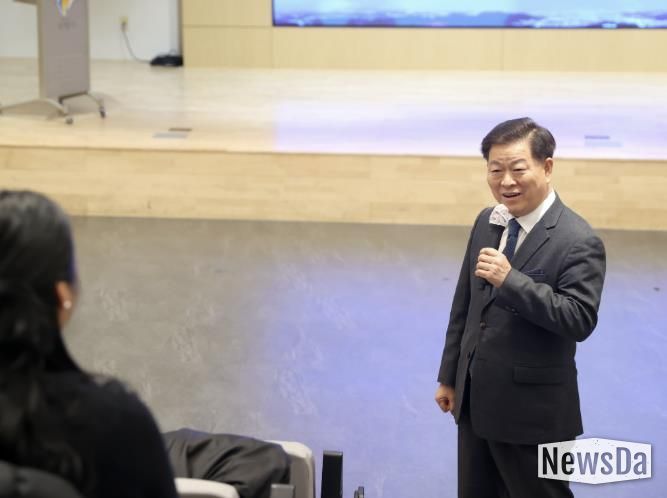 박승원 광명시장이 지난 20일 업사이클아트센터에서 신규 임용 공직자를 대상으로 실시한 ‘지속가능발전교육(ESD)’에 참석해 인사말을 하고 있다