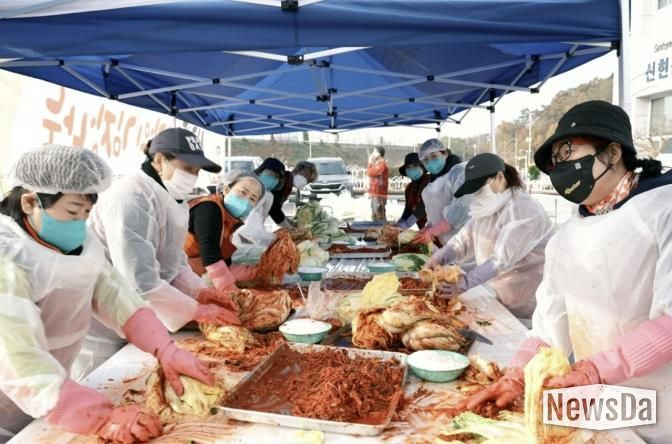 시흥시 신현동, 사랑과 온기 전하는 ‘김장 나눔 행사’ 진행