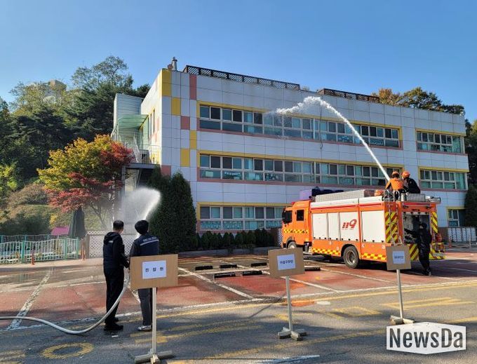 안산시청 공직자들이 19일 안산시청에서 고잔119 안전센터 소방서와 합동 소방 훈련을 진행하고 있다.
