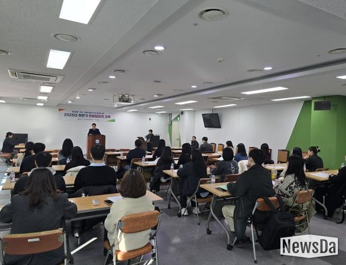 동 행정복지센터 통합민원 담당자들이 19일 직무 교육 및 민원 응대 친절교육을 듣고 있다.