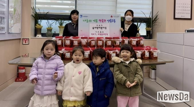 숲사랑어린이집, 수원시 영통구 영통3동에 정성 담은 깍두기와 성금 기탁으로 나눔 실천