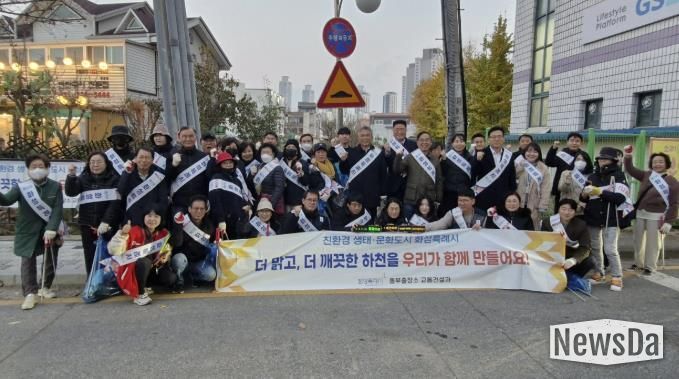 화성시 동부출장소 인곡천일대 환경정화 캠패인 단체사진